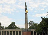 Монумент советскому Воину-Освободителю в центре Вены осквернили прямо перед церемонией возложения венков
