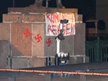 Памятник был облит красной краской Памятник был облит красной краской