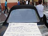 В ЮАР оскорбленная изменами мужа женщина вывесила список его прелюбодеяний на своем автомобиле 