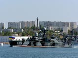 В главной бухте Севастополя состоится торжественный обход командованием парадного строя кораблей и приветствие экипажей. После этого корабли пройдут по главной бухте Севастополя