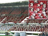 На венском стадионе более 1,5 тысяч человек позировали обнаженными Спенсеру Тунику