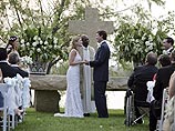 Подробности о самой свадебной церемонии стали известны от владельца "Серебряной шпоры" Джона Эша и от венчавшего пастора Кирбиджона Колдуэлла