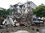В пострадавшей от землетрясения части Китая пропали 2000 туристов. Число погибших превысило 12000