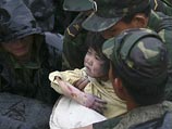 Разбирая обломки одного из разрушенных зданий, спасатели обнаружили 3-летнюю девочку, которая провела почти 40 часов под телами своих родителей Разбирая обломки одного из разрушенных зданий, спасатели обнаружили 3-летнюю девочку, которая провела почти 40 часов под телами своих родителей