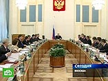 На первом же заседании нового кабинета министров, которое проходит в четверг в Белом доме, Путин изменил схему работы правительства
