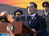 9 мая Медведев наблюдал за парадом "раскрыв рот": "драйв возник после того, как техника прошла"