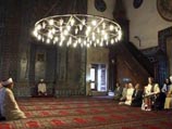 Британская королева Елизавета II в ходе визита в Турцию посетила Зеленую мечеть XV века в городе Бурса