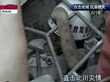В китайской провинции Сычуань из-под завалов извлекли ученика одной из местных школ. Он провел под обломками рухнувшего здания 4 дня
