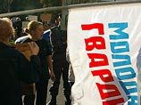 На вопрос корреспондента агентства, кого они представляют, один из подошедших молодых людей лишь указал на куртки своих товарищей, на которых было написано "Молодая гвардия" "Единой России" На вопрос корреспондента агентства, кого они представляют, один из подошедших молодых людей лишь указал на куртки своих товарищей, на которых было написано "Молодая гвардия" "Единой России"