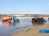 МЧС доставило еду в пострадавшие от паводка поселки Якутии МЧС доставило еду в пострадавшие от паводка поселки Якутии