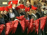 Коммунисты на Красной площади принимают в пионеры несколько тысяч школьников