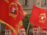 Коммунисты на Красной площади принимают в пионеры несколько тысяч школьников Коммунисты на Красной площади принимают в пионеры несколько тысяч школьников
