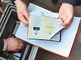 Однако наибольшее внимание оперативников привлек запертый сейф. Вскрыв тайник, они обнаружили альбом с откровенными снимками украинца Виталия Бабия, а также его паспорт и свидетельство о рождении