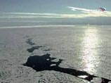 Российские ледоколы уже в течение нескольких месяцев патрулируют огромные области замороженного океана, прорезая лед толщиной около 2,5 метров
