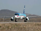 Региональный самолет Sukhoi Superjet-100 произвел в понедельник свой первый полет, поднявшись с взлетно-посадочной полосы на производственной площадке в Комсомольске-на-Амуре