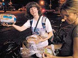 Фриганы (от англ. free – "свободный" и vegan – "вегетарианец") вечерами роются в мусорных баках и пакетах для мусора в поисках пищи, пригодной к употреблению, и выброшенных предметов обихода, таких как стеллажи или кухонная бытовая техника, ко Фриганы (от англ. free – "свободный" и vegan – "вегетарианец") вечерами роются в мусорных баках и пакетах для мусора в поисках пищи, пригодной к употреблению, и выброшенных предметов обихода, таких как стеллажи или кухонная бытовая техника, ко