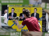Румынские политики зазывают избирателей на выборы изобретательно: слонами, яйцами и презервативами на пальцах