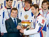 Побывав в гостях у главы государства, хоккеисты подарили ему золотую медаль, майку с автографами и дали подержать чемпионский Кубок