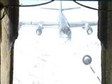 Ракетоносцы Ту-95МС отрабатывают над Атлантикой заправку "конус-шланг". Их сопровождают истребители НАТО