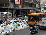 Берлускони проводит первое заседание нового кабинета в замусоренном Неаполе Берлускони проводит первое заседание нового кабинета в замусоренном Неаполе