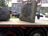 Эстонский националист снес краном два советских памятника и отправил их в музей Эстонский националист снес краном два советских памятника и отправил их в музей