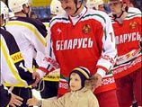 Белорусский президент Александр Лукашенко все чаще появляется на публике с маленьким мальчиком, с виду примерно лет четырех