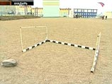 По словам представителя городского отделения милиции, "ворота не выдержали веса навалившихся на них подростков и рухнули на землю" По словам представителя городского отделения милиции, "ворота не выдержали веса навалившихся на них подростков и рухнули на землю"