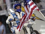 Известный в США исполнитель рискованных трюков Робби Нивел установил новый мировой рекорд, совершив на спортивном мотоцикле прыжок через 24 поперечно поставленных грузовика