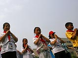 Землетрясение в Китае оставило сиротами 5500 детей. Для их усыновления власти смягчат политику "одна семья - один ребенок"