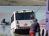 В ЮАР автобус упал в реку: до 30 погибших, десятки заблокированы под водой 