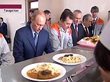 Премьер Путин отобедал в заводской столовой за 37 рублей, но заплатил 500