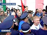 В Симферополе коммунисты забросали "натовцев" помидорами и ритуально сожгли флаг Северного альянса