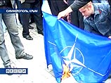 В Симферополе коммунисты забросали "натовцев" помидорами и ритуально сожгли флаг Северного альянса