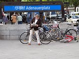 Антиглобалисты на велосипедах не помешают легкоатлетам Антиглобалисты на велосипедах не помешают легкоатлетам