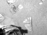 Ученые также полагают, что обнаружили лед на месте посадки "Феникса" - выхлопом из тормозного двигателя модуля сдуло слой почвы