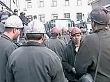 Двух заваленных  "ленинских"  шахтеров  ищут,  роя  каналы 50x50 см