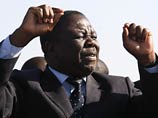 В Зимбабве задержали лидера оппозиции, который победил Мугабе в первом туре выборов 