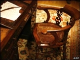 Миллионер из Ирландии приобрел письменный стол и стул знаменитого писателя Чарльза Диккенса за аукционе Christie's в Лондоне за 430 тыс. фунтов