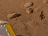 Робот должен был вырыть первый из трех колодцев глубиной до 60 см, чтобы взять пробы марсианского льда. Вместо этого земной аппарат выполнял заложенную автоматическую программу: делал фотоснимки окружающего его ландшафта