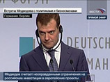 В ходе своего выступления Медведев часто защищал нововведения путинской власти: изменения в выборное законодательство, создание Общественной палаты, и так далее