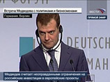В ходе своего выступления Медведев часто защищал нововведения путинской власти: изменения в выборное законодательство, создание Общественной палаты, и так далее В ходе своего выступления Медведев часто защищал нововведения путинской власти: изменения в выборное законодательство, создание Общественной палаты, и так далее