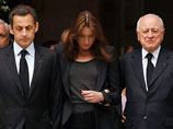 Президент Франции Николя Саркози прибыл на похороны в сопровождении супруги, экс-модели Карлы Бруни, которая была одной из любимых манекенщиц Сен-Лорана