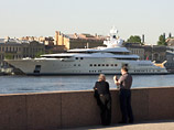 Яхта губернатора Чукотки миллиардера Романа Абрамовича, прибывшего в Санкт-Петербург на экономический форум, не поместилась в специально отведенную для гостей гавань у "Ленэкспо" и ее пришлось швартовать на Английской набережной