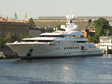 Яхту Абрамовича, прибывшего на экономический форум в Петербург, пришлось швартовать недалеко от "Авроры"