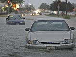 В США число жертв стихии выросло до восьми человек, жители бегут из затопленных районов. Вода все прибывает