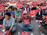 Население выступило против этих планов Сеула и вышло на улицы с крупномасштабными акциями протеста, которые не утихают с конца мая, сообщает во вторник Reuters со ссылкой на местные СМИ