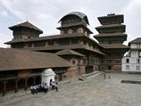 Помощник сообщил, что Гьянендра готов отдать регалии до того, как покинет свой бывший дворец в Катманду, чтобы временно переселиться в пригород