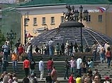 Он установлен в 1992 году в память о событиях 1990-го года, когда первый съезд народных депутатов РСФСР принял Декларацию о государственном суверенитете России