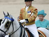 Елизавета II выехала из Букингемского дворца в карете в сопровождении супруга, герцога Эдинбургского