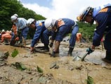 Спасатели обнаружили течь в дамбе, поврежденной при землетрясении в Японии